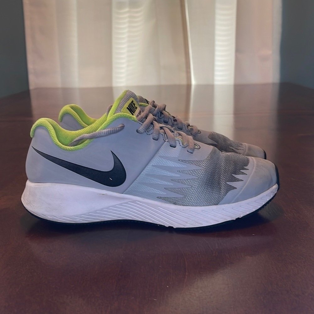Nike GS Star Runner Shoe 907254-002 Gray Volt SZ 4.5Y